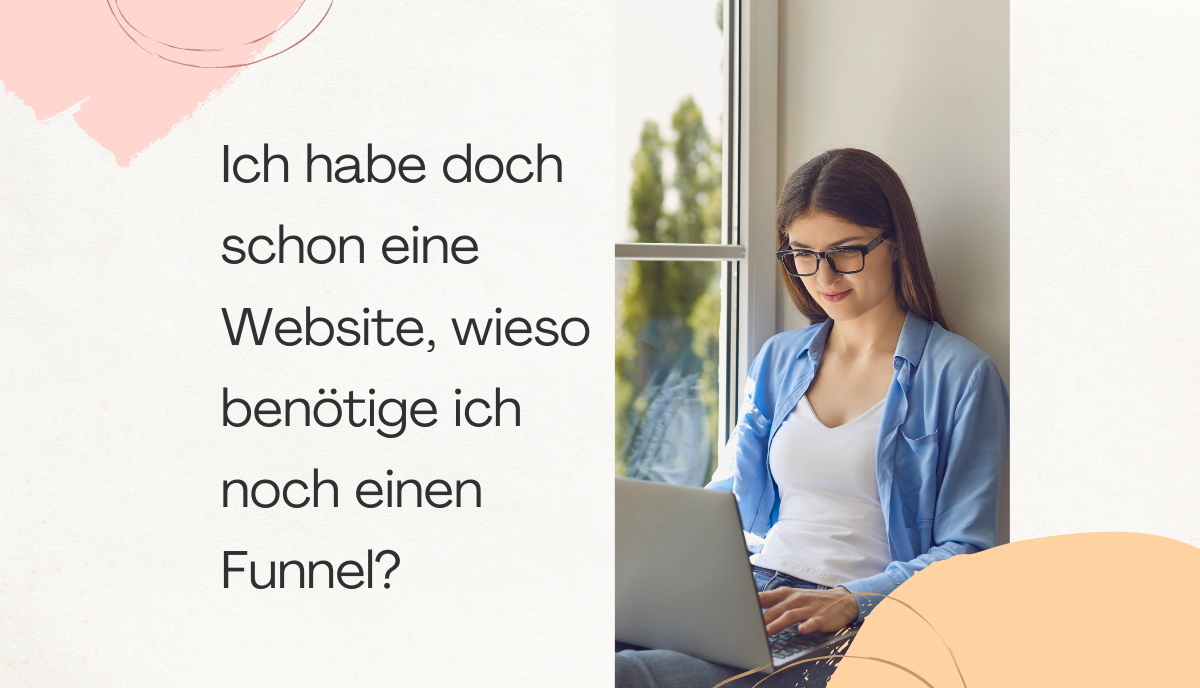 Frau mit Laptop am Schreibtisch